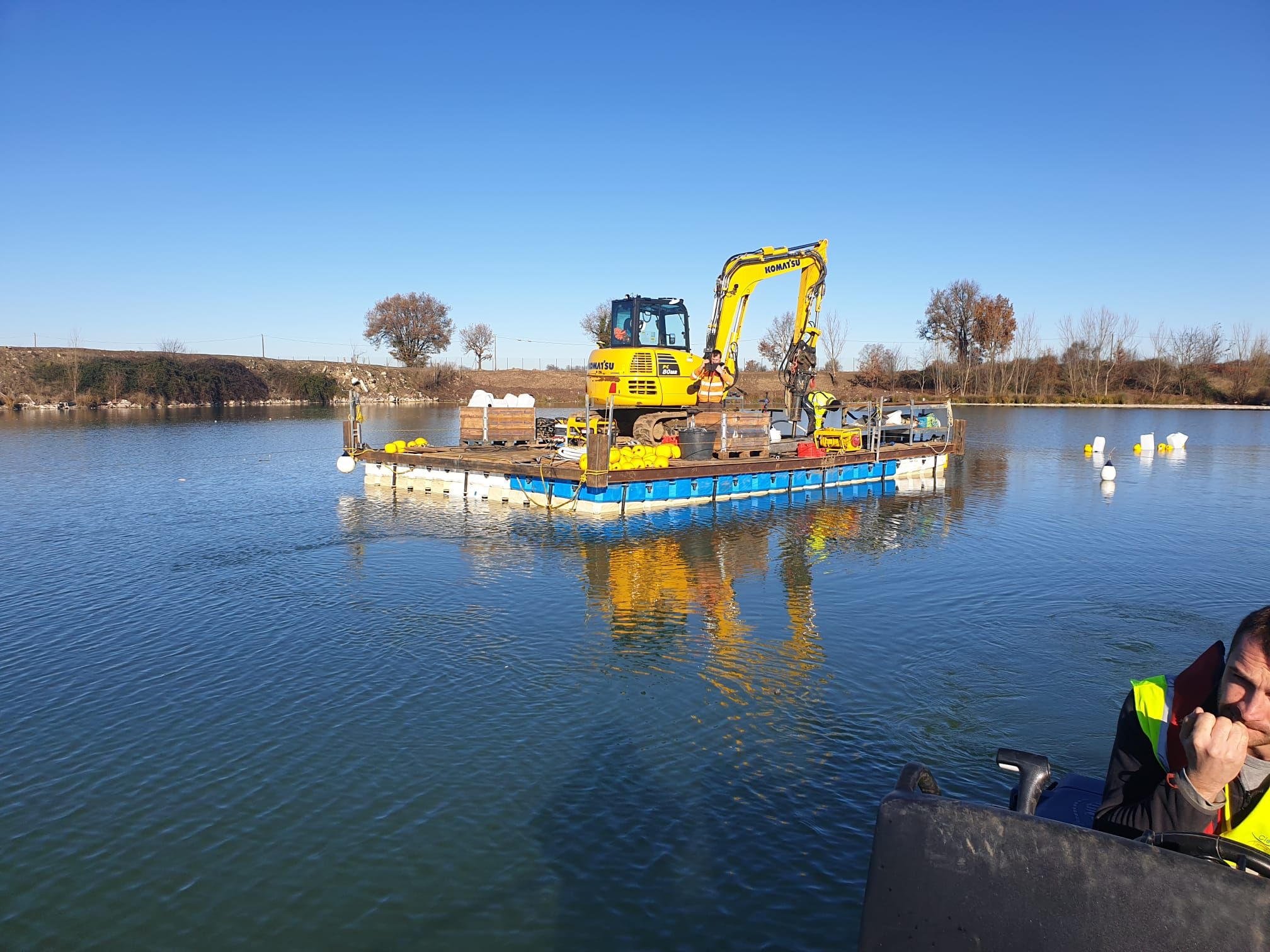 Engin de chantier transporté sur l'eau